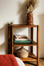 Charger l'image dans la galerie, Meuble d'appoint en bois brut