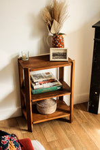 Charger l'image dans la galerie, Meuble d'appoint en bois brut