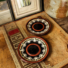 Charger l'image dans la galerie, Assiettes en poterie bulgare vintage