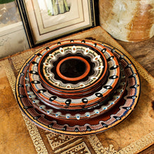 Charger l'image dans la galerie, Assiettes en poterie bulgare vintage