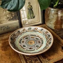 Charger l'image dans la galerie, Large assiette en poterie roumaine vintage