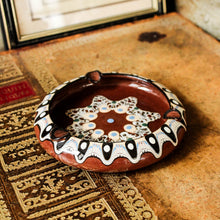 Charger l'image dans la galerie, Cendrier en poterie bulgare vintage