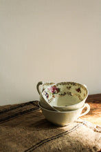 Charger l'image dans la galerie, Trio de tasses à thé en porcelaine de Limoges