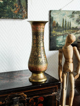 Charger l&#39;image dans la galerie, Vase en laiton fleuri vintage
