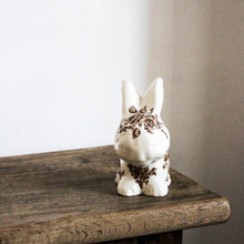 Charger l'image dans la galerie, Lapin Crown Devon Fieldings pique fleurs