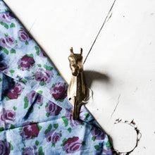 Charger l'image dans la galerie, Crochet en laiton ancien