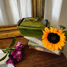 Charger l'image dans la galerie, Terrine en poterie vintage
