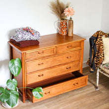 Charger l'image dans la galerie, Grande commode en rotin vintage