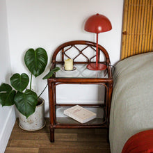 Charger l'image dans la galerie, Table de nuit en rotin et verre