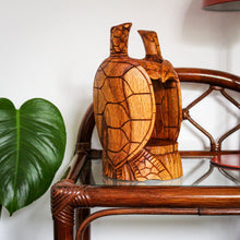 Charger l'image dans la galerie, Sculpture indonésienne, tortues en bois
