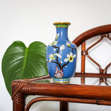 Charger l'image dans la galerie, Petit vase en laiton cloisonné