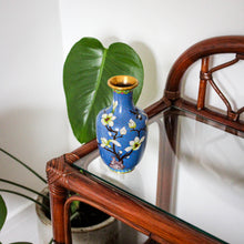 Charger l'image dans la galerie, Petit vase en laiton cloisonné
