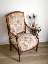 Charger l'image dans la galerie, Fauteuil en bois sculpté perlé, tapisserie romantique