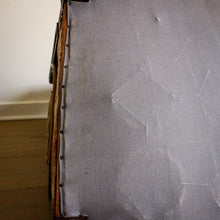 Charger l'image dans la galerie, Fauteuil sculpté style Louis XVI