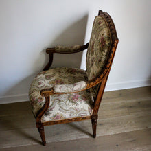 Charger l'image dans la galerie, Fauteuil sculpté style Louis XVI