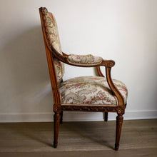 Charger l'image dans la galerie, Fauteuil sculpté style Louis XVI