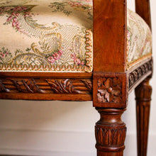 Charger l'image dans la galerie, Fauteuil sculpté style Louis XVI
