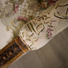 Charger l'image dans la galerie, Fauteuil sculpté style Louis XVI
