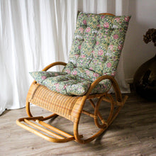 Charger l'image dans la galerie, Ancien fauteuil à bascule en rotin