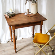 Charger l'image dans la galerie, Bureau en bois restauré
