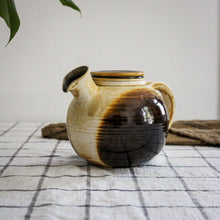 Charger l'image dans la galerie, Théière en grès signée