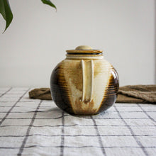 Charger l'image dans la galerie, Théière en grès signée