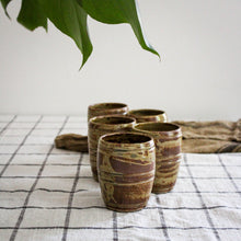 Charger l'image dans la galerie, Tasses en grès signées vintage