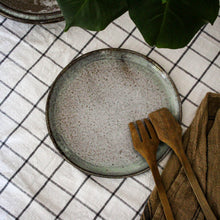 Charger l'image dans la galerie, Plat en grès rond et plat, Vallée Noire