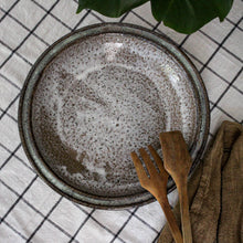 Charger l'image dans la galerie, Grand plat en grès artisanal vintage