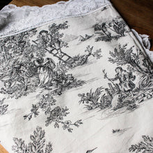 Charger l'image dans la galerie, Toile de Jouy et dentelle anciennes