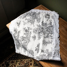 Charger l'image dans la galerie, Chemin de table vintage blanc et noir