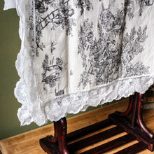 Charger l'image dans la galerie, Grand chemin de table toile de Jouy et dentelle vintage