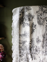 Charger l'image dans la galerie, Grand chemin de table toile de Jouy et dentelle vintage