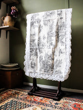 Charger l'image dans la galerie, Grand chemin de table toile de Jouy ancienne et dentelle