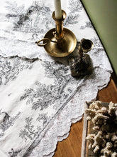 Charger l'image dans la galerie, Tissus anciens et dentelle