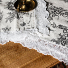 Charger l'image dans la galerie, Grand chemin de table toile de Jouy et dentelle vintage