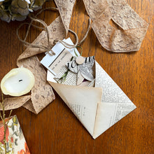 Charger l'image dans la galerie, Pochette upcyclée "pimpe ton paquet cadeau"