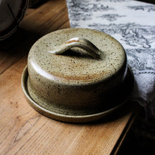 Charger l'image dans la galerie, grande cloche à fromage en grès vintage