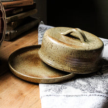 Charger l'image dans la galerie, cloche à fromage en grès moucheté artisanal