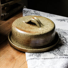 Charger l'image dans la galerie, Cloche à fromage en grès vintage