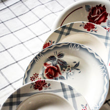 Charger l'image dans la galerie, Assiettes creuses en faïence dépareillées anciennes motifs floraux