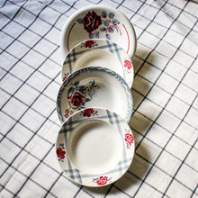 Charger l'image dans la galerie, Assiettes creuses anciennes en faïence dépareillées rouges et grises