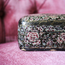 Charger l'image dans la galerie, Boîte indienne fleurs roses, noire et dorée