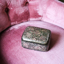 Charger l'image dans la galerie, Boîte indienne vintage en papier mâché