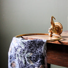 Charger l'image dans la galerie, Porte serviette en laiton ancien élégant