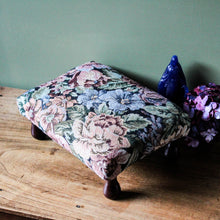 Charger l'image dans la galerie, Repose-pieds tapissé ancien