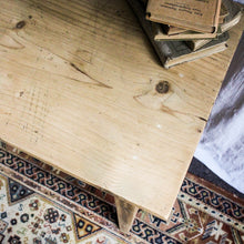 Charger l'image dans la galerie, Table en pin ancienne