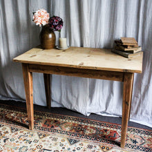 Charger l'image dans la galerie, Table en pin ancienne