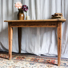 Charger l'image dans la galerie, Table en pin ancienne