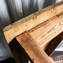 Charger l'image dans la galerie, Table en pin ancienne